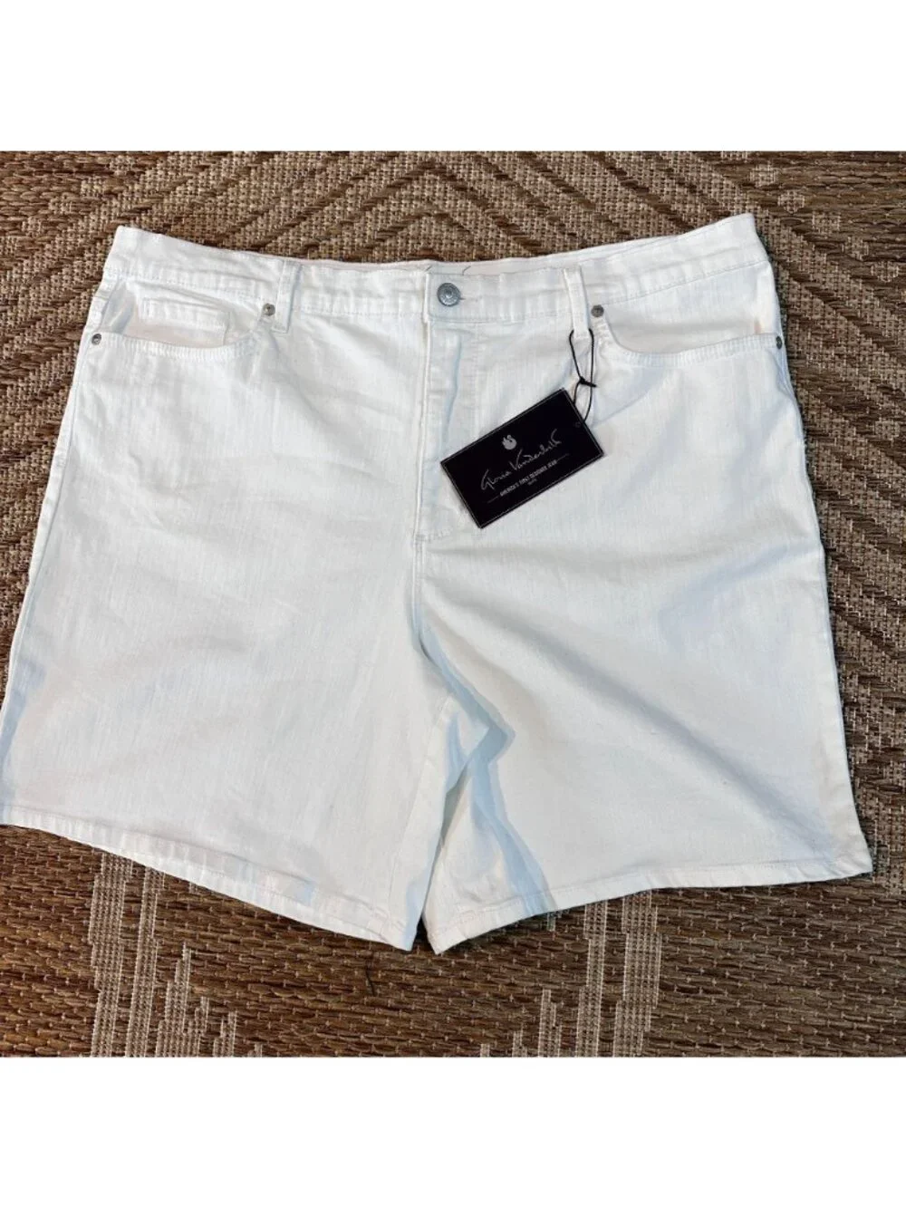 Gloria Vanderbilt White Denim Jean Shorts Size 18 All-Around Slimming Effect